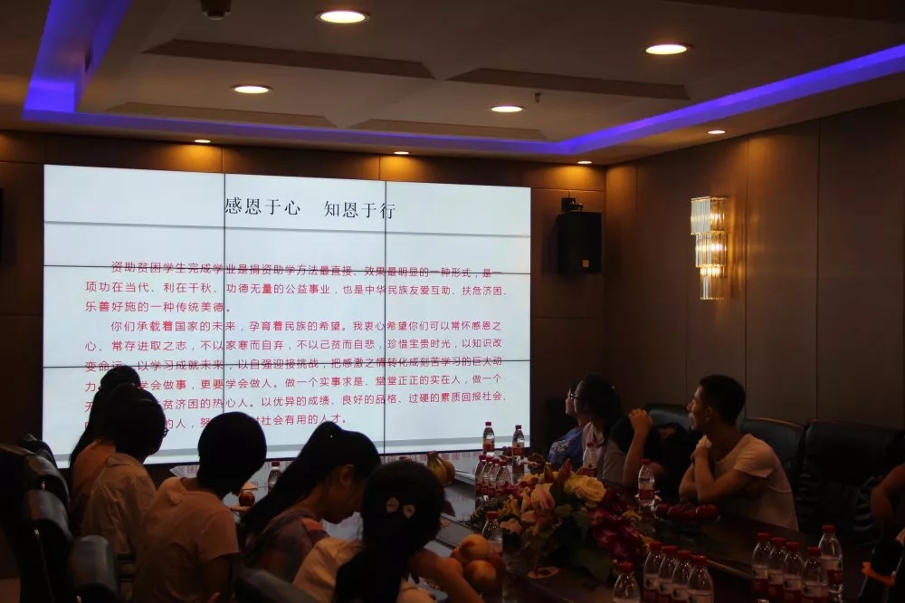 甘肅省平泉中學(xué)師生及興華助學(xué)基金會(huì)趙麗霞老師一行參觀云飛科技